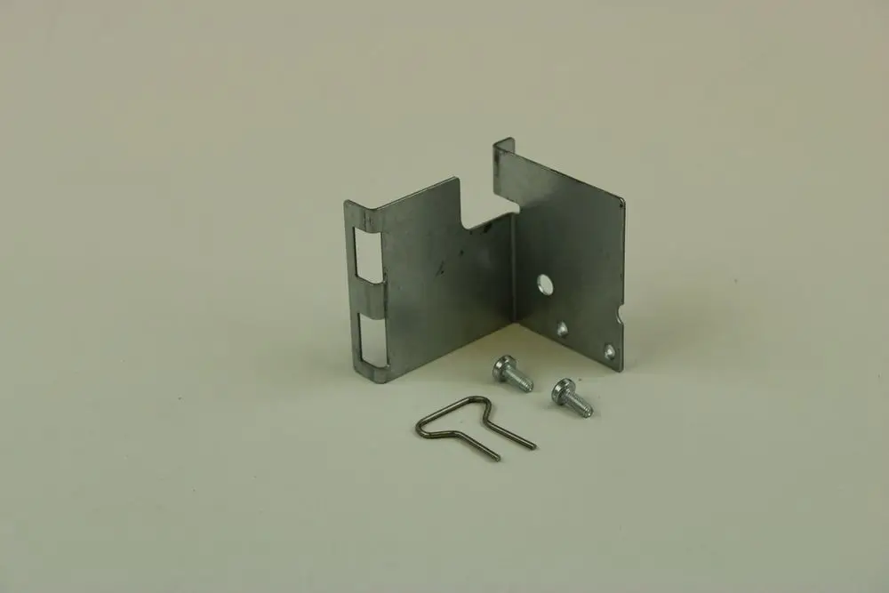 Metallhalterung von Bosch, bestehend aus einem gebogenen Metallteil und zwei Schrauben sowie einem Drahtclip.